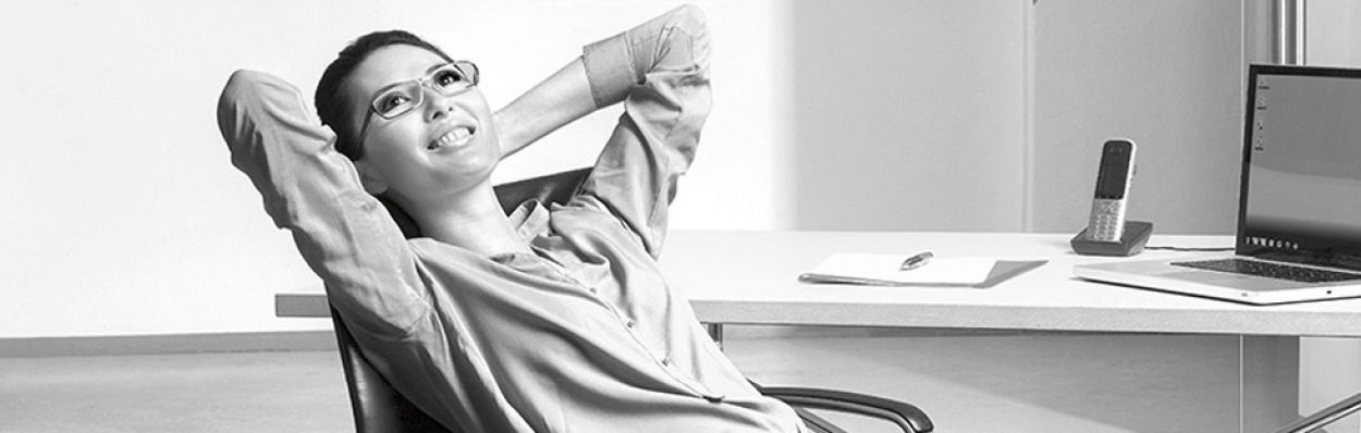 stage spectaclelenses office woman 980x308